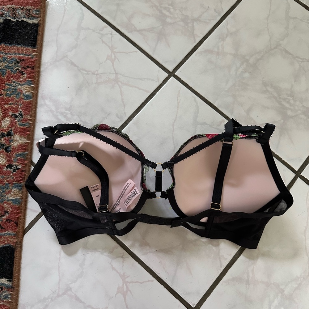 Victorias secret very sexy push up bra - Picture 3 of 3